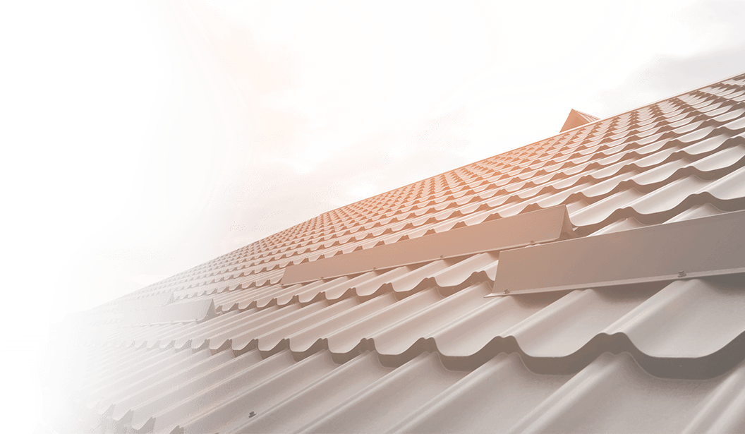 Eine Nahaufnahme von Metalldachziegeln mit sanftem Sonnenlicht, das die Textur und das Muster des Dachmaterials zeigt. Die linke Seite des Bildes geht in einen weißen Hintergrund über.